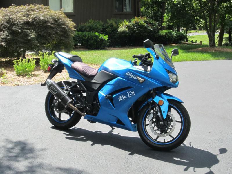 2010 Metallic Island Blue Kawasaki Ninja 250r with $1400 extras & under warranty