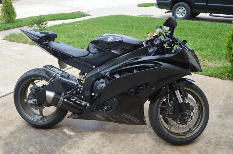 2009 Black YAMAHA R6. LOW MILES. Over $5K in modifications.