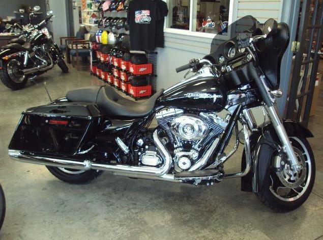 2012 Harley-Davidson FLHXI Cruiser 