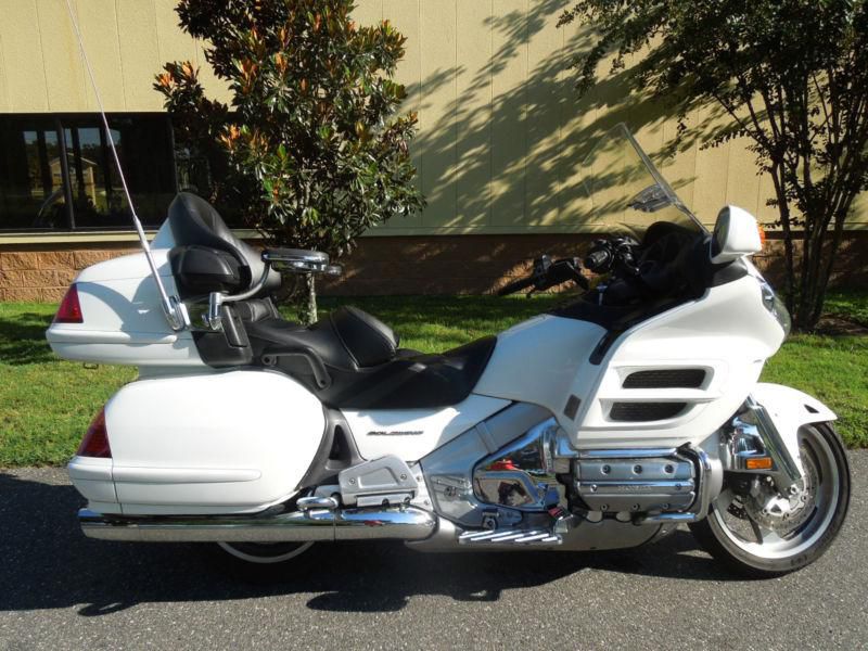 GOLD WING 1800, GREAT COLOR, RUNS GREAT, NEW TIRES, READY TO GO!!