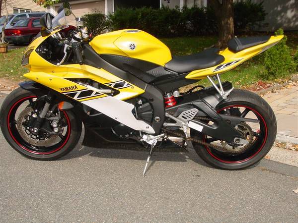 2006 Yamaha R6 Excellent Condition! Garaged.. only 7k miles!!