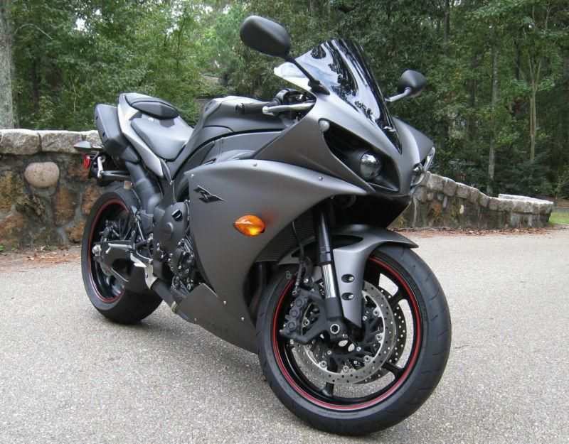 2013 Yamaha R1 in perfect condition, 600 miles