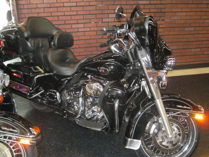 2010 Harley-Davidson FLHTCU - Electra Glide Ultra Classic Touring 