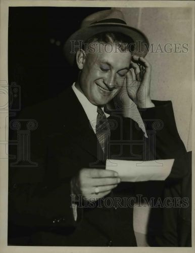 1934 Press Photo Vincent Peskar Looks at Piece of Paper