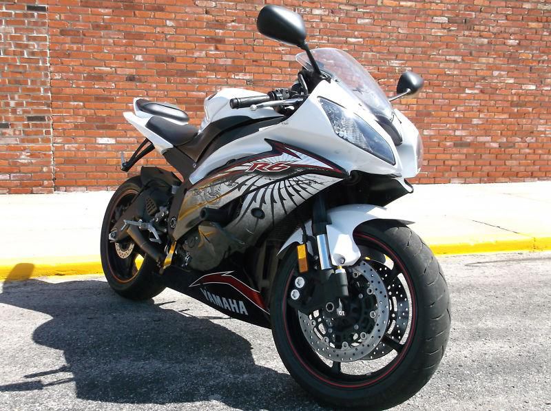 2012 Yamaha R6 WHT/BLK/RED only 2K miles NO RESERVE