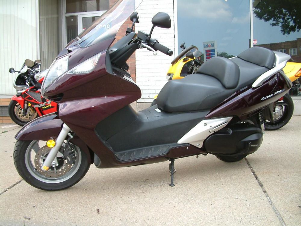 2004 honda silverwing  scooter 