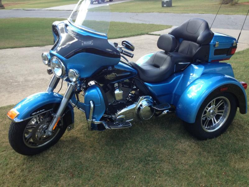 Triglide ultra blue and black, excelant condition, lots of chrome  12,600 miles