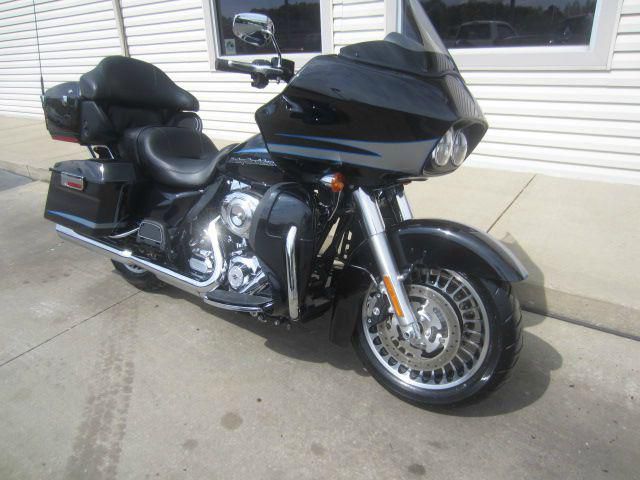2013 HARLEY DAVIDSON ROAD GLIDE ULTRA (ONLY 416 MILES) LIKE NEW!!!!