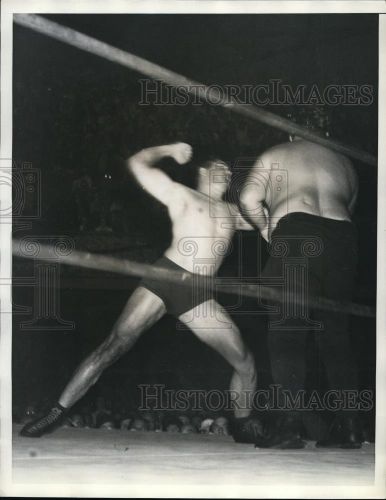 1935 Press Photo pro wrestlers Vincent Lopez and Man Mountain Dean during match