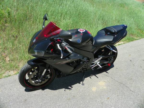 2006 Yamaha YZF-R1 w/8,600 miles! Excellent condition!