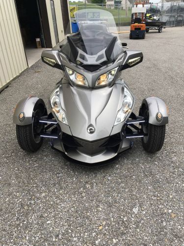 2012 Can-Am SPYDER RT AUDIO AND CONVENIENCE
