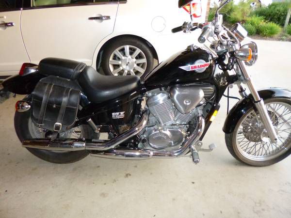 Awesome honda shadow 600 vxl, very low mileage in super condition!