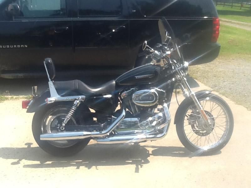 Nice clean black bike with only 1900 miles,windshield and backrest,like brandnew
